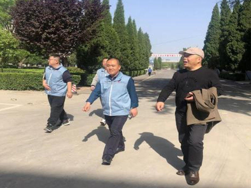 劳动节前鼓舞士气,慰问关怀员工成长